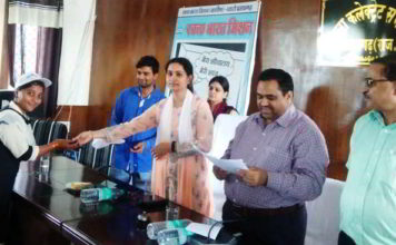 जिला कलक्टर नेहा गिरि से सम्मानित हुए इक्यावन स्वच्छता सेनानी स्वच्छता सेनानी