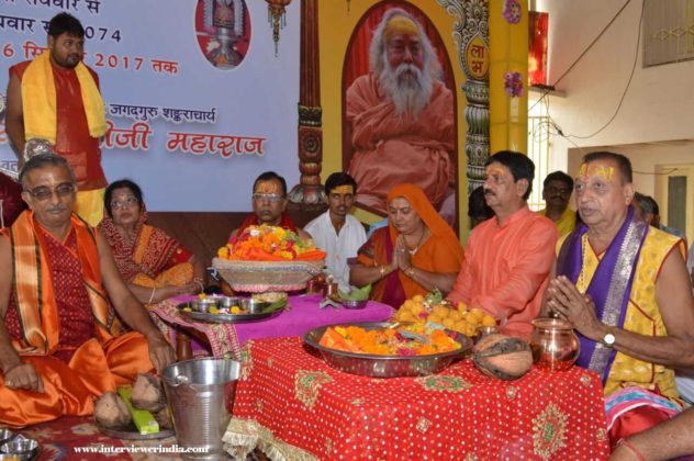 आज गुरुपूर्णिमा पर्व पर ज्योतिष एवं द्वारकाशारदापीठाधीश्वर जगद्गुरू शंकराचार्य स्वामी श्री स्वरूपानंद सरस्वती जी महाराज भगवान द्वारकाधीश की नगरी स्थित द्वारका शारदा पीठ में चातुर्मास्य व्रत संकल्प एवं गुरू मण्डल व्यास पूजन {ऋषि पूजन}करते हुए #चातुर्मास्य-व्रत-अनुष्ठान-2017