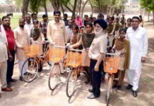छात्राओं को वितरित किए साईकिल