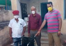 समाजसेवी महेश गौड़ ने ट्राई साईकल भैट कि