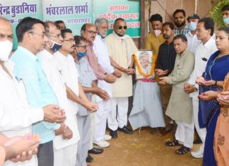 दो मिनट का मौन रखकर दी पूर्व प्रधानमंत्री राजीव गांधी को श्रद्धाजंली