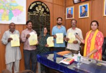 13 पात्र व्यक्तियों को मिला जमीन का मालिकाना हक, सभापति पायल सैनी ने लाभार्थीयों को वितरित किए पट्टे