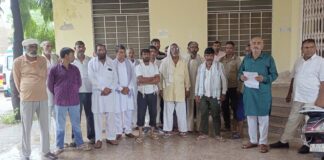 बघेला गांव में राशन डीलर की बहाली को लेकर ग्रामीणों का प्रदर्शन