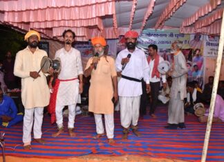 गोरखनाथ धुणे में लगे जागरण में भक्तों ने आग से दिखाये करतब