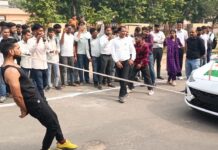 आयरन टीथ मैन ऑफ इंडिया ने दांतों से खींची एक साथ चार गाड़ियां