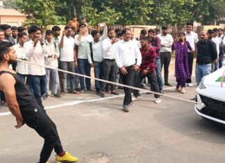 आयरन टीथ मैन ऑफ इंडिया ने दांतों से खींची एक साथ चार गाड़ियां