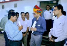 रेलवे के डीआरएम रवि जैन को 22 सूत्री मांगों का ज्ञापन सौंपकर झुंझुनूं स्टेशन को जंक्शन बनाने की मांग की