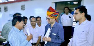 रेलवे के डीआरएम रवि जैन को 22 सूत्री मांगों का ज्ञापन सौंपकर झुंझुनूं स्टेशन को जंक्शन बनाने की मांग की