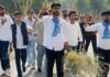 कॉलेज ग्राउंड की घास हाथ में लेकर एनएसयूआई कार्यकर्ता पहुंचे प्रिंसिपल ऑफिस