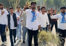 कॉलेज ग्राउंड की घास हाथ में लेकर एनएसयूआई कार्यकर्ता पहुंचे प्रिंसिपल ऑफिस
