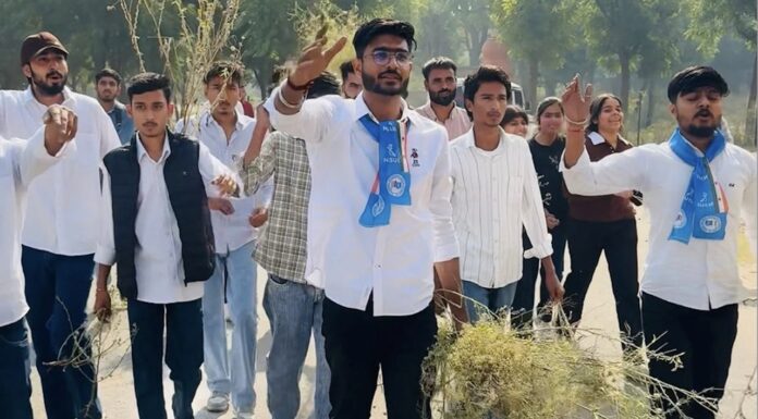 कॉलेज ग्राउंड की घास हाथ में लेकर एनएसयूआई कार्यकर्ता पहुंचे प्रिंसिपल ऑफिस