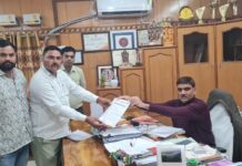 शराब ठेकेदारों ने सौंपा मुख्यमंत्री के नाम ज्ञापन