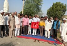 वोल्टेज की गंभीर समस्या को लेकर पावर हाउस पर किसानों का प्रदर्शन