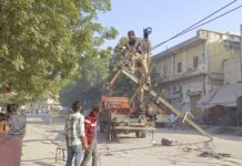 भीषण कार टक्कर से बिजली पोल धराशाई!