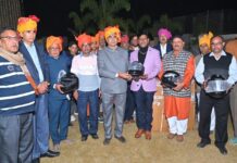 बिना दहेज विवाह का अनोखा उदाहरण: चारण परिवार ने बारातियों को दिए हेलमेट, दिया सामाजिक सुधार का संदेश