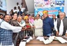 नव नियुक्त AICC सचिव रेहाना रियाज चिस्ती का किया भव्य अभिनंदन