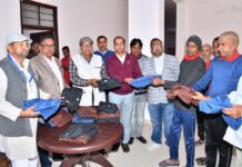 पीपुल यूनिटी संस्था ने पुनर्वास गृह में स्वेटर वितरण कर निभाई सेवा भावना