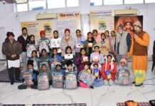 भास्कर भवन में गीता क्लासेज का आयोजन, बच्चों को कराया गया गीता का अध्ययन