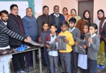 रतननगर संस्कृत विद्यालय में भामाशाह ट्रस्ट की ओर से विद्यार्थियों को स्वेटर वितरण