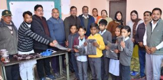 रतननगर संस्कृत विद्यालय में भामाशाह ट्रस्ट की ओर से विद्यार्थियों को स्वेटर वितरण