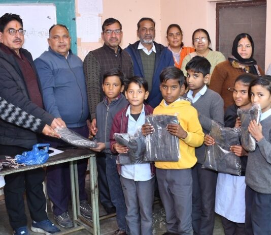 रतननगर संस्कृत विद्यालय में भामाशाह ट्रस्ट की ओर से विद्यार्थियों को स्वेटर वितरण