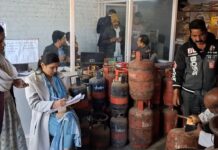 चूरू में पेट्रोल पंप के पास गैस सिलेंडर के अवैध भंडारण पर 139 गैस सिलेंडर की जब्ती