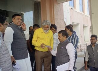 डीबी अस्पताल के वार्ड बॉय व वार्ड लेडीज को पांच माह से नहीं मिला वेतन