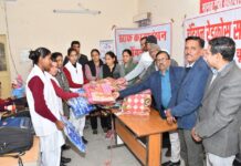 सराफ फाउंडेशन ने नर्सिंग प्रशिक्षण केन्द्र में किये कंबल वितरित