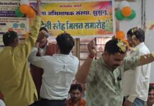 जिरह करने वाले वकील माइक लेकर फाल्गुनी गीत गाते दिखे