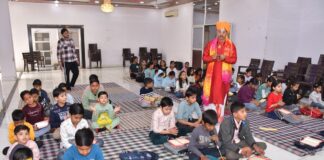 बच्चों को करवाया गीता पाठ के श्लोको का रिविजन