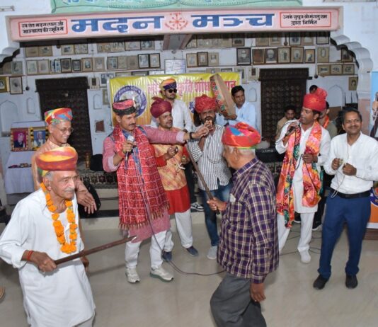 नगरश्री में फागोत्सव की धूम: लोकगीतों की स्वर लहरियों पर झूमे श्रोता, खेली फूलों की होली