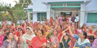 श्रीराम मंदिर में महिलाओं ने खेली फूलों की होली