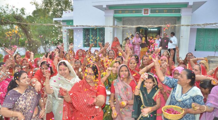 श्रीराम मंदिर में महिलाओं ने खेली फूलों की होली
