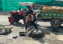 नगर परिषद की अनदेखी पर फूटा लोगों का गुस्सा, बजरी-रोड़ी और सीमेंट मंगवाकर खुद किया सड़क का मरम्मत कार्य