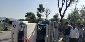 खेतड़ी के टीलावाली के पास मजदूरो से भरी पीकअप अनियंत्रित होकर पलटी