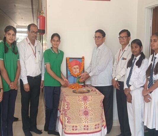 महात्मा ज्योतिबा फुले जयंती पर विद्यालय में निबंध प्रतियोगिता आयोजित