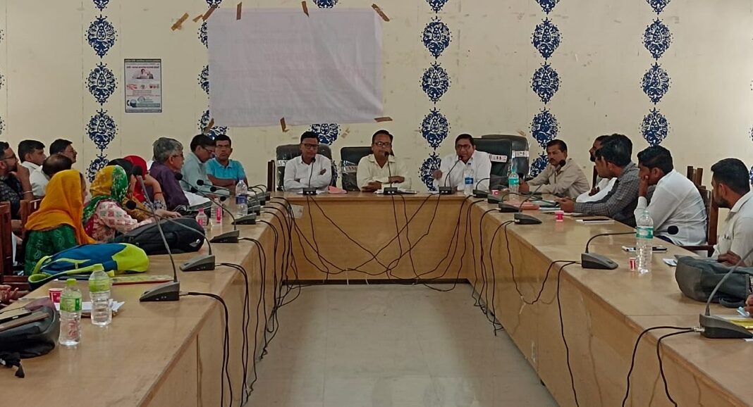 स्वच्छ भारत मिशन सहित ग्रामीण विकास योजनाओं को लेकर समीक्षा बैठक आयोजित