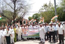 खेतड़ी में कांग्रेस कार्यकर्ताओं ने सरकार के खिलाफ किया विरोध प्रदर्शन