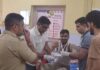 नाकाबंदी तोड़कर भाग रहे बदमाशों का पीछा कर रही पुलिस की गाड़ी पेड़ से टकराई