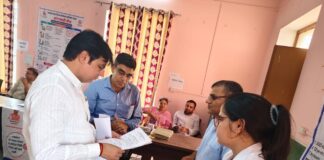 गांव-गांव पहुंच रही स्वास्थ्य सेवाओं की निगरानी, सीएमएचओ खुद उतरे मैदान में