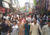 चिड़ावा में ट्रायल रूम वीडियो मामले पर बढ़ा जनआक्रोश, विभिन्न संगठनों ने किया विरोध प्रदर्शन, सौंपा ज्ञापन