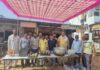 खेतड़ी के नानुवाली बावड़ी व्यापार मंडल ने निर्जला एकादशी पर किया सेवा कार्य, बांटे गन्ने का जूस और फल