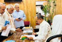 शिक्षा मंत्री के रवैये पर कर्मचारी नेताओं ने उठाए सवाल, भाजपा प्रदेशाध्यक्ष को सौंपा ज्ञापन