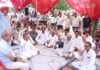 वीएलटी डिवाइस की अनिवार्यता के विरोध में ट्रक ऑपरेटरों का डीटीओ कार्यालय पर बेमियादी धरना शुरू