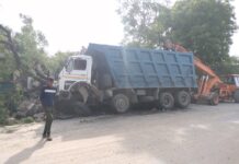 बेकाबू डंपर मकान में घुसा, चालक केबिन में फंसा; एक घंटे के रेस्क्यू के बाद निकाला