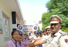 रक्षाबंधन पर विद्यार्थियों ने पुलिस व शिक्षा विभाग के अधिकारियों को बांधी राखी