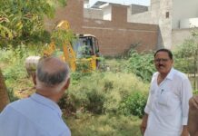 वार्ड 49 में सफाई अभियान, कंटीली झाड़ियों और कचरे के ढेरों की करवाई सफाई