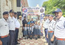 रयान पब्लिक स्कूल की छात्राओं ने ट्रैफिक पुलिसकर्मियों को राखी बांधकर मनाया रक्षाबंधन