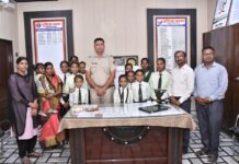 अल्फ्रेड नोबेल सेकेंडरी स्कूल के विद्यार्थियों ने पुलिसकर्मियों को बांधी राखी