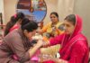 मेहंदी के रंग में रंगा गीतांजलि ज्वेलर्स, महिलाओं ने सजाए हाथ; खरीदारी के साथ मनाया मेहंदी उत्सव